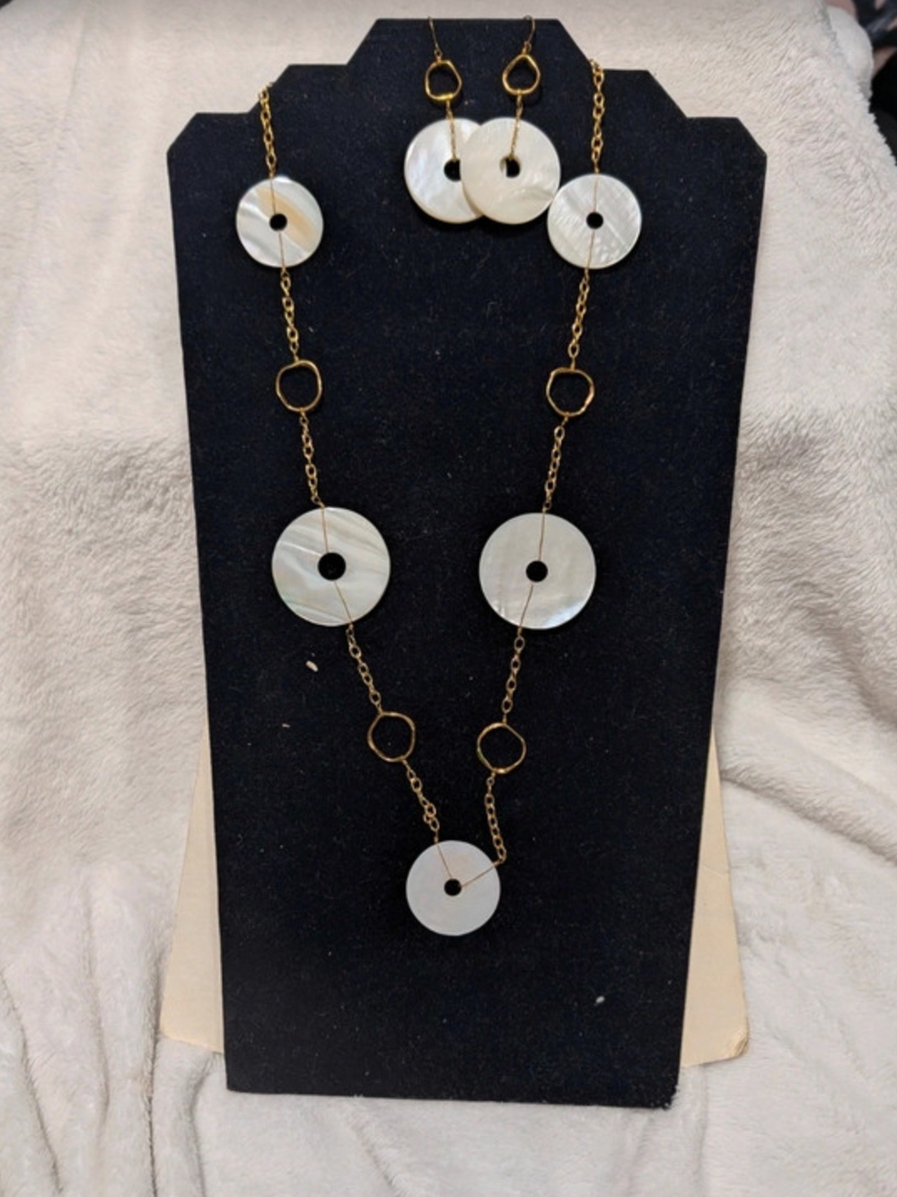White Mother-of-Pearl Disc Necklace with Gold Chain